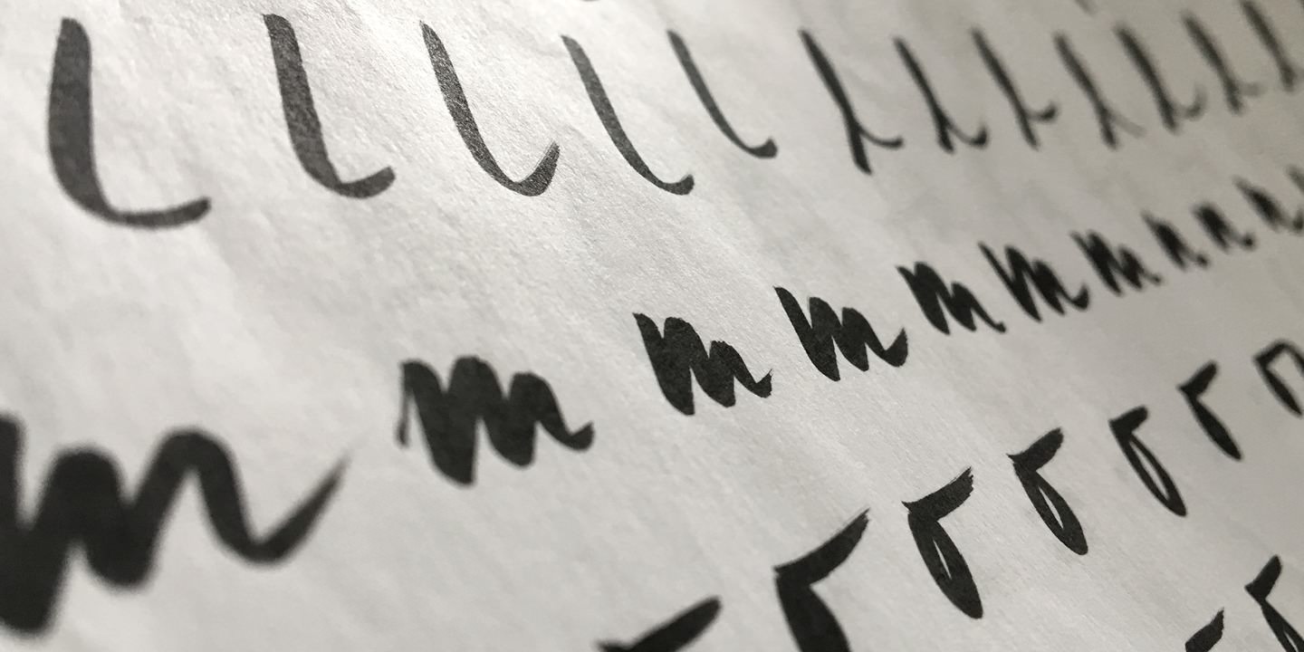 Пример шрифта Manus Smooth Regular